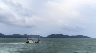 Tayland 'da Koh Chang adasının önünde paslı bir balıkçı teknesi.