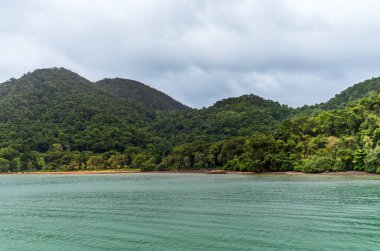 Tayland 'da Koh Chang' in kumsal ve orman tepeleri bir yaz günü