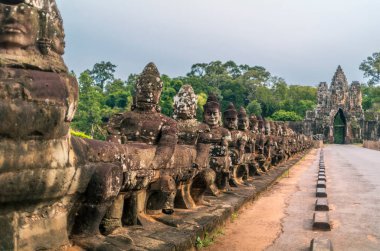 Angkor Thom 'un güney kapısı. Kamboçya' da. Köprü ve Zafer Kapısı gün doğumunda.