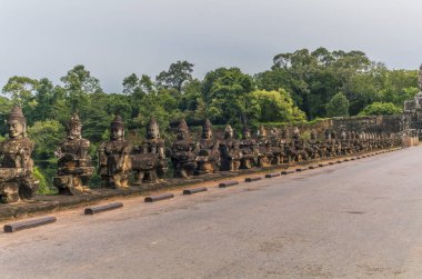 Angkor Thom 'un güney kapısı. Kamboçya' da. Köprü ve Zafer Kapısı gün doğumunda.
