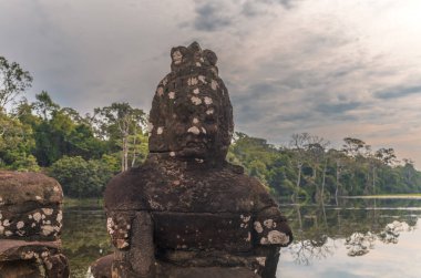 Angkor Thom 'un güney kapısı. Kamboçya' da. Köprü ve Zafer Kapısı gün doğumunda.