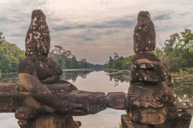 Angkor Thom 'un güney kapısı. Kamboçya' da. Köprü ve Zafer Kapısı gün doğumunda.