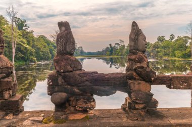 Angkor Thom 'un güney kapısı. Kamboçya' da. Köprü ve Zafer Kapısı gün doğumunda.