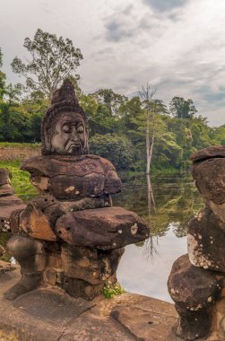 Angkor Thom 'un güney kapısı. Kamboçya' da. Köprü ve Zafer Kapısı gün doğumunda.