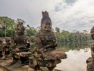 Angkor Thom 'un güney kapısı. Kamboçya' da. Köprü ve Zafer Kapısı gün doğumunda.