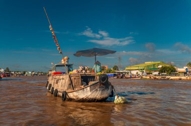 Tedarikçiler ve tekneleri sabahın erken saatlerinde Vietnam 'daki Cai Reng pazarında.