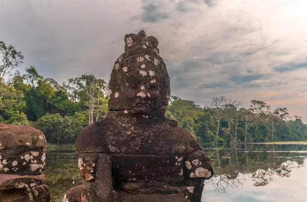 Angkor Thom 'un güney kapısı. Kamboçya' da. Köprü ve Zafer Kapısı gün doğumunda.