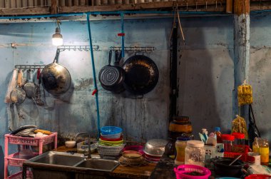 Kamboçya 'da Kep' te bir restoranın temel mutfağının içinde.