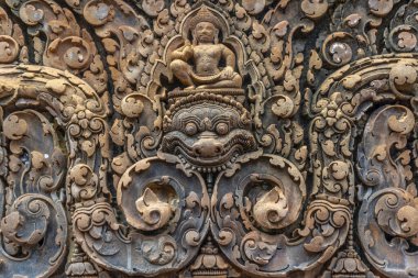 Kamboçya 'daki Banteay Sri tapınağının detayları, heykelleri ve yapıları.