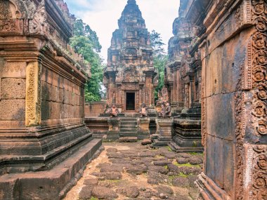 Kamboçya 'daki Banteay Sri tapınağının detayları, heykelleri ve yapıları.