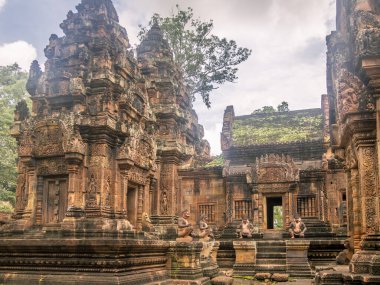 Kamboçya 'daki Banteay Sri tapınağının detayları, heykelleri ve yapıları.