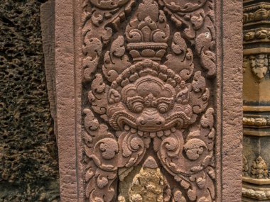 Kamboçya 'daki Banteay Sri tapınağının detayları, heykelleri ve yapıları.