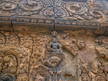 Kamboçya 'daki Banteay Sri tapınağının detayları, heykelleri ve yapıları.