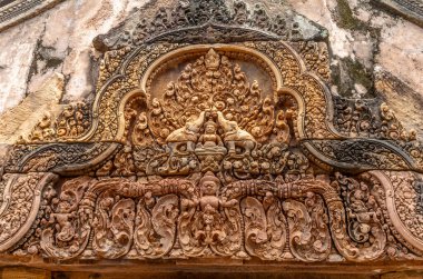 Kamboçya 'daki Banteay Sri tapınağının detayları, heykelleri ve yapıları.