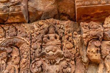 Kamboçya 'daki Banteay Sri tapınağının detayları, heykelleri ve yapıları.