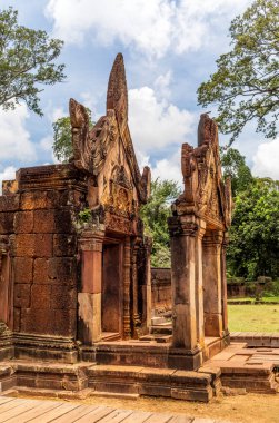 Kamboçya 'daki Banteay Sri tapınağının detayları, heykelleri ve yapıları.