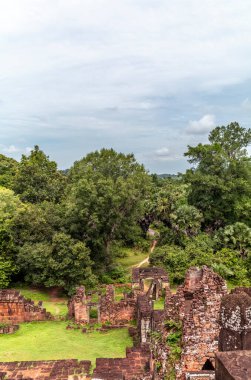 Kamboçya 'daki Pre Rup tapınağının detayları, heykelleri ve yapıları.