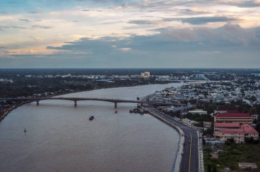 Gün batımında Vietnam 'da Can Tho' nun panoramik görüntüsü
