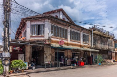 Kamboçya, Kamboçya 'da restoranları ve kafeleri olan eski Fransız kolonila binaları.