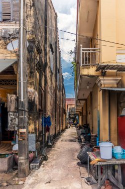 Kamboçya, Kamboçya 'da restoranları ve kafeleri olan eski Fransız kolonila binaları.