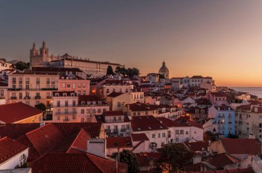 Lizbon 'un Alfama ilçesinin tepesinde renkli bir gündoğumu. Saint Vincent Manastırı en tepede.