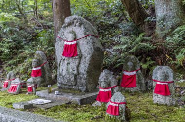 Kyomizu Tapınağı 'ndaki çocukların koruyucu tanrısı Jizo Bodhisattva' yı temsil eden küçük taşlar.