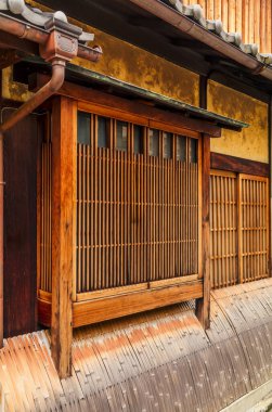 Sakin bir günde Higashiyama, Kyoto 'daki ahşap eski evlerin ve dar sokakların ayrıntıları
