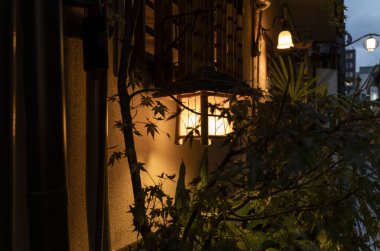 Kyoto 'nun Potoncho bölgesinde fenerler ve ahşap evler.