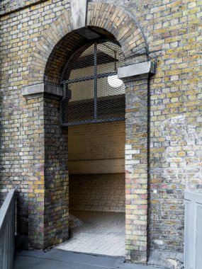 Londra 'da gizemli, kirli ve gizli bir arka sokak.