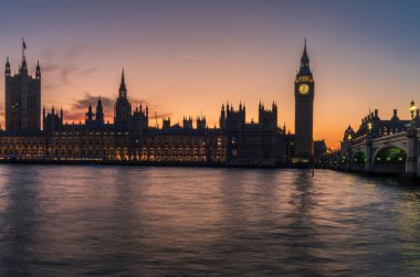 Büyük Ben kulesinin ve Westminster Sarayı 'nın renkli bir günbatımında uzun süre görüntüsü.