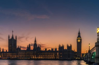 Büyük Ben kulesinin ve Westminster Sarayı 'nın renkli bir günbatımında uzun süre görüntüsü.