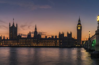 Büyük Ben kulesinin ve Westminster Sarayı 'nın renkli bir günbatımında uzun süre görüntüsü.