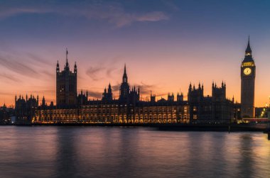 Büyük Ben kulesinin ve Westminster Sarayı 'nın renkli bir günbatımında uzun süre görüntüsü.