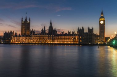 Büyük Ben kulesinin ve Westminster Sarayı 'nın renkli bir günbatımında uzun süre görüntüsü.