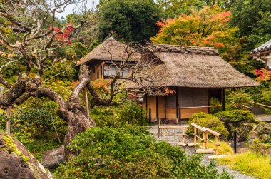 Kyoto 'da Higashiyama bahçesinde sazdan çatılı evler.