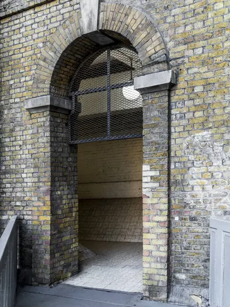 Londra 'da gizemli, kirli ve gizli bir arka sokak.