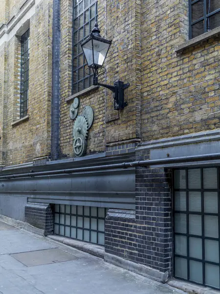 Londra 'da gizemli, kirli ve gizli bir arka sokak.