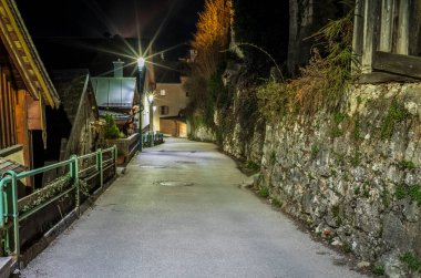Avusturya 'nın büyüleyici Hallstatt kasabasında boş bir cadde.
