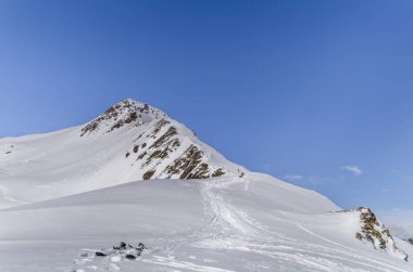 Kayakçılar Sedrun yakınlarındaki İsviçre Lepontine Alplerinde kayak turu sırasında Piz Pazzola 'ya tırmanıyorlar.