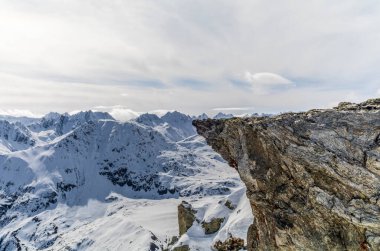 Sedrun yakınlarındaki İsviçre Lepontine Alpleri 'nin Piz Pazzola kayak turu sırasında manzarası