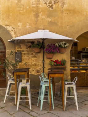 Populonia 'da küçük bir pastane ve restoran, Toskana kıyısında eski bir köy.