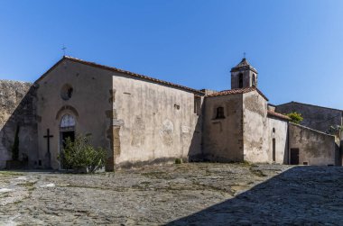 Populonia Kilisesi, Toskana 'da güneşli bir bahar gününde