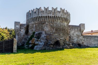 Populonia 'nın eski savunma duvarları, Toskana' da güneşli bir günde