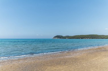 Yazın başında Toskana 'daki Baratti körfezindeki kumsal.