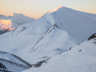 İsviçre 'deki Lenzerheide Staetzerhorn tepesinden Alp Dağları' nın doğuşuna kadar.