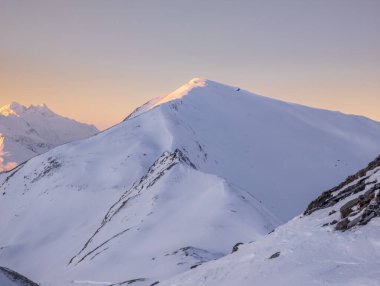 İsviçre 'deki Lenzerheide Staetzerhorn tepesinden Alp Dağları' nın doğuşuna kadar.