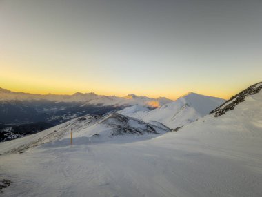 İsviçre 'deki Lenzerheide Staetzerhorn tepesinden Alp Dağları' nın doğuşuna kadar.