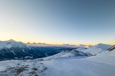 İsviçre 'deki Lenzerheide Staetzerhorn tepesinden Alp Dağları' nın doğuşuna kadar.