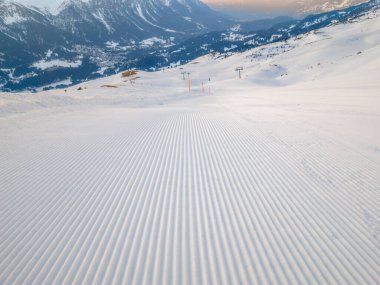 İsviçre, Lenzerheide 'de renkli bir gündoğumu sırasında taze kar birikintileri