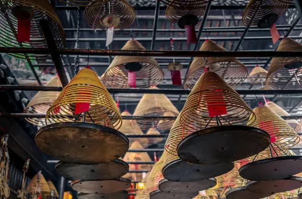 Kokulu tütsü sargıları Hong Kong 'daki Man Mo tapınağında.